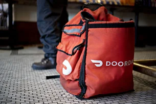 Deliveroo suspende recompra de ações após oferta de US$ 3,6 bilhões da DoorDash