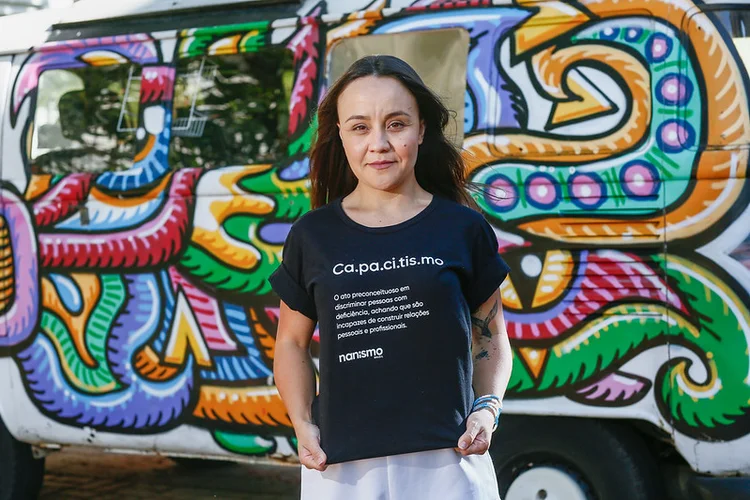 Josi Zurdo, criadora da marca de roupas Cintura de Boneca: aos 33 anos e com 1,49m de altura, ela decidiu criar uma marca de roupas para mulheres com menos de 1,60m (Flávio Florido / Carlos Raphael do Valle Eireli/Jornal de Negócios do Sebrae/SP)