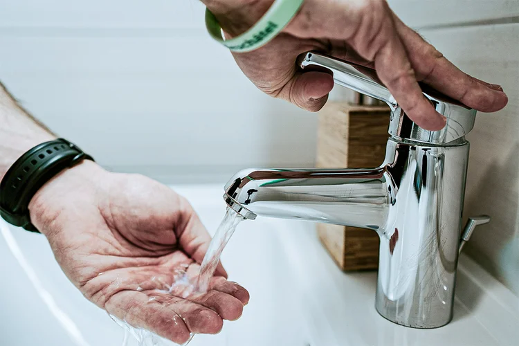 O brasileiro consome em média 135 litros de água por banho (Ravindra Thakan / EyeEm/Getty Images)