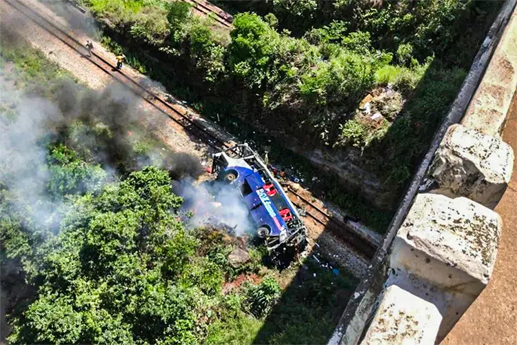 Acidente de ônibus em Minas: veículo cai de 15 metros e deixa mortos (Twitter/Reprodução)