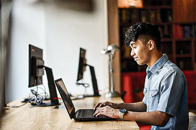 a Lei do Aprendiz determina que empresas consideradas de médio e grande porte devem reservar vagas para adolescentes e jovens de 14 a 24 anos (Carlina Teteris/Getty Images)