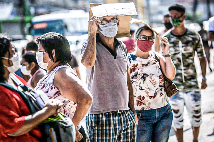 Brasileiros aguardam em fila para receber segunda parcela do auxilio emergencial do governo durante a pandemia do novo coronavírus. (Bruna Prado/Getty Images)