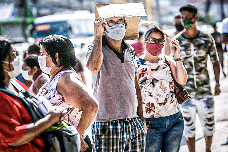 Auxílio emergencial: governo pagou auxílio a 135 mil mortos, aponta CGU (Bruna Prado/Getty Images)