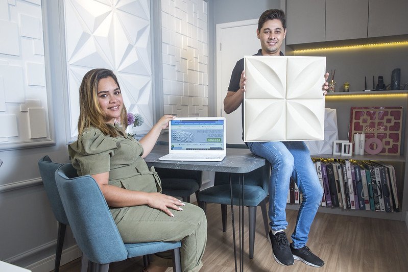 Samira Salatino e Luciano Jesus Pereira: casal é dono de uma pequena empresa especializada em placas para parede em 3D (Ricardo Matsukawa/Jornal de Negócios do Sebrae/SP)
