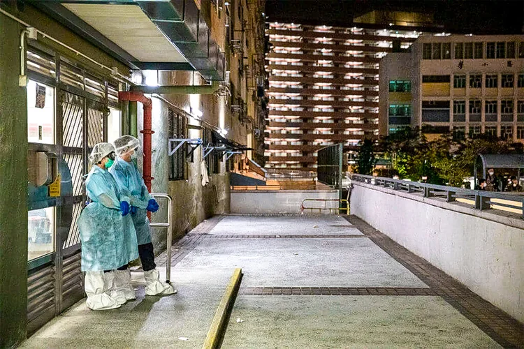 Hong Kong anuncia novas restrições diante de quarta onda de coronavírus (NurPhoto/Getty Images)