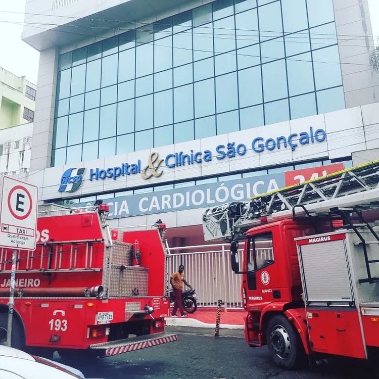 São Gonçalo: bombeiros foram chamados para o local às 13h26 (Isaac Ricalde/Twitter/Reprodução)