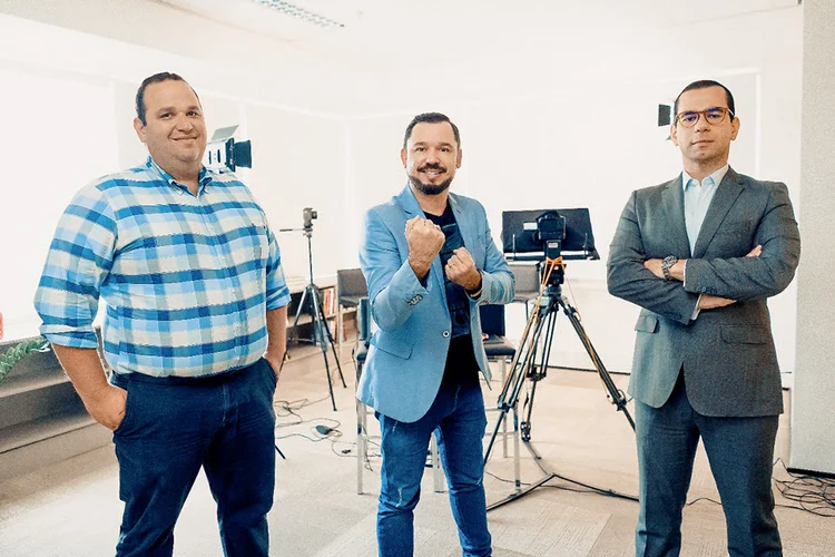 Gustavo Souza, Reginaldo Pereira e Ravi Gama, do InovaHub: empresas que participam do reality podem receber prêmio de 1 milhão de reais mais investimento de até 1,5 milhão após o programa de aceleração (InovaHub/Matheus Calaça/Divulgação)