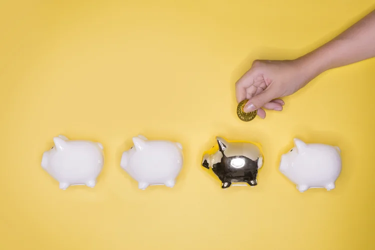 Investidores que buscam segurança e liquidez encontram na Selic uma alternativa vantajosa, especialmente em cenários de instabilidade econômica (twomeows/Getty Images)