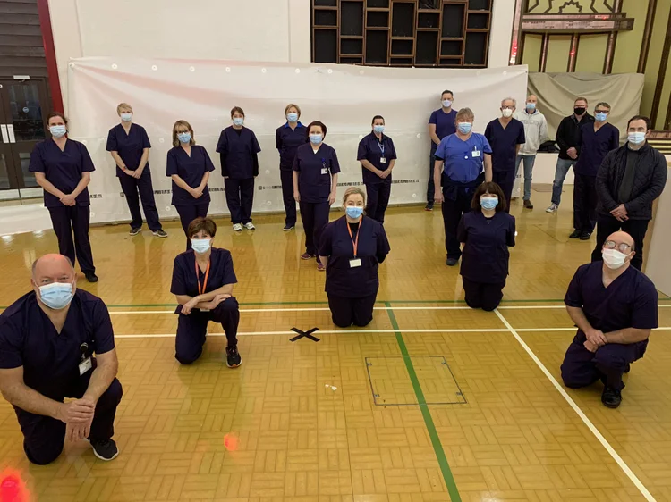 Equipe de médicos e enfermeiros se preparam para começar vacinação em Jersey (Twitter/Reprodução)