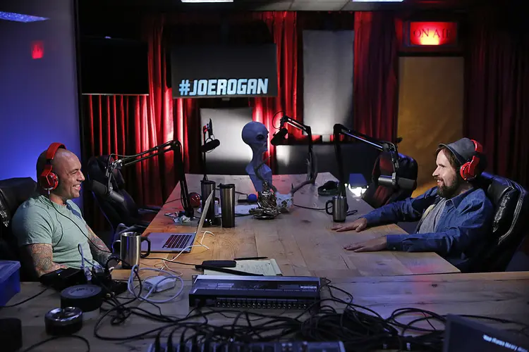 Joe Rogan Experience: podcast em formato de talk show foi o mais ouvido no mundo em 2020 (Bank/NBCUniversal/Getty Images)