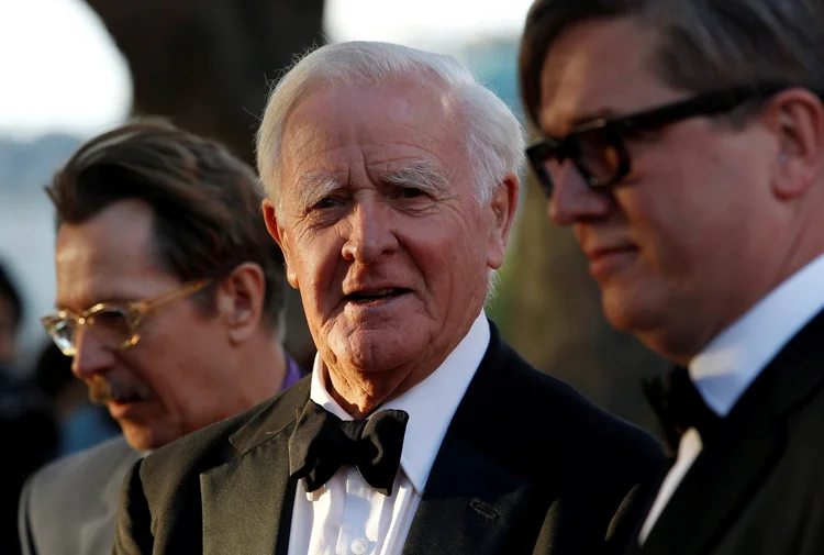 O inglês John le Carré (centro) antes da estreia do filme "O Espião que Sabia Demais", baseado em sua obra, em 2011; à esquerda, o ator Gary Oldman, protagonista do filme (Suzanne Plunkett/Reuters)