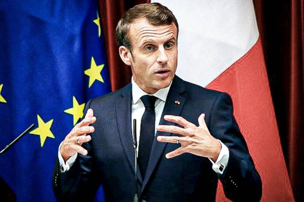 Presidente da França é atingido por ovo em Lyon; veja vídeo