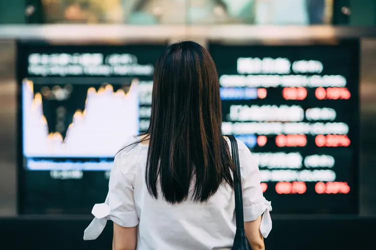 Mulheres no mercado financeiro: de 2018 a 2020, o número de mulheres investindo na bolsa de valores saltou de quase 180 mil para mais de 800 mil (d3sign/Getty Images)