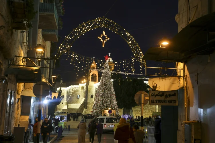 Árvore de Natal diante da Basílica da Natividade, na cidade palestina de Belém (AFP/Divulgação)