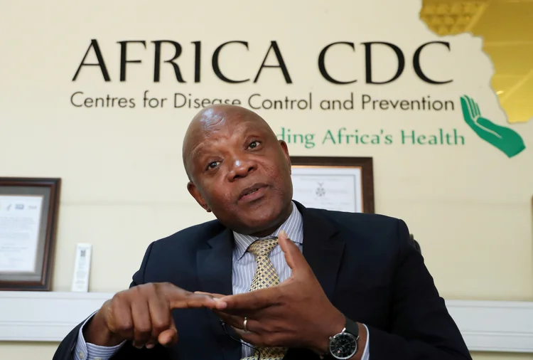 John Nkengasong, chefe da entidade de controle de doenças da África  (Tiksa Negeri/Reuters)