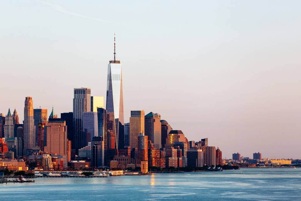 Vista aérea de Manhattan, em Nova Iorque: metrópole americana tem 67 BIDs, entidades sem fins lucrativos dedicadas a renovação de espaços públicos. Juntos, elas movimentam mais de 100 milhões de dólares por ano (Alexander Spatari/Getty Images)