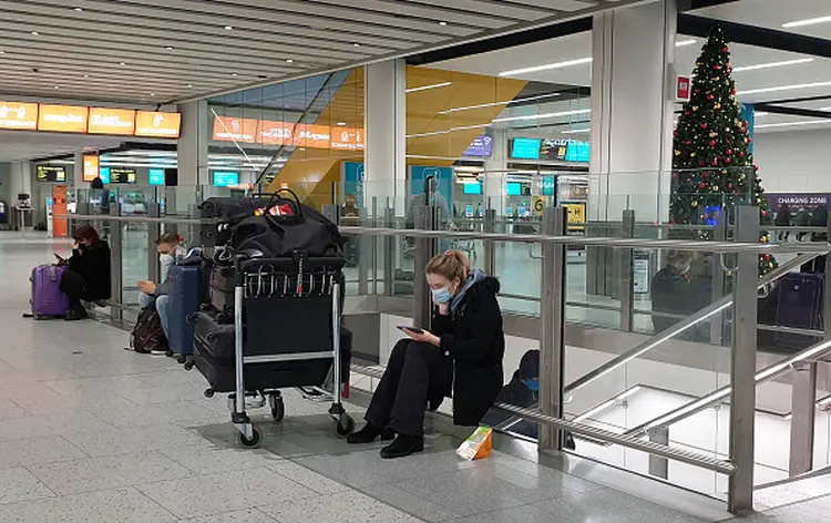 Passageiros em aeroporto de Londres: voos para a Europa foram suspensos (Gareth Fuller/Getty Images)