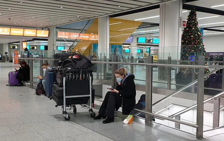 Aeroporto de Londres, no Reino Unido, volta a ter restrições por temor de transmissão do vírus a outros países (Gareth Fuller/Getty Images)