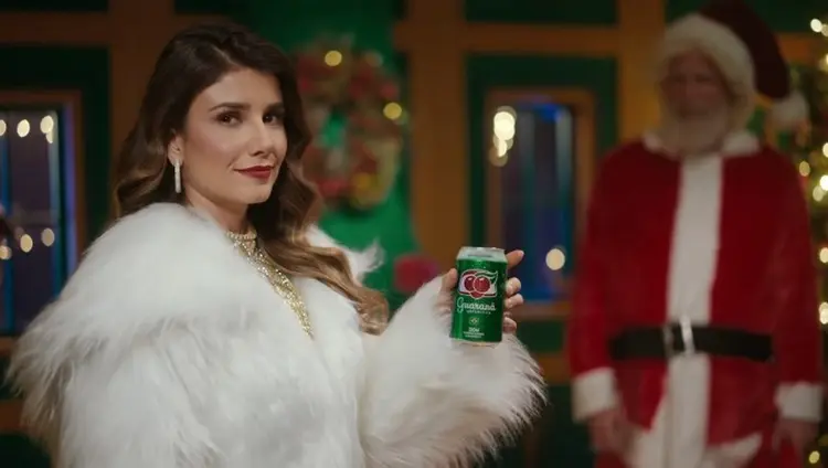 Paula Fernandes em campanha de Natal para a Guaraná Antarctica (Youtube/Reprodução)