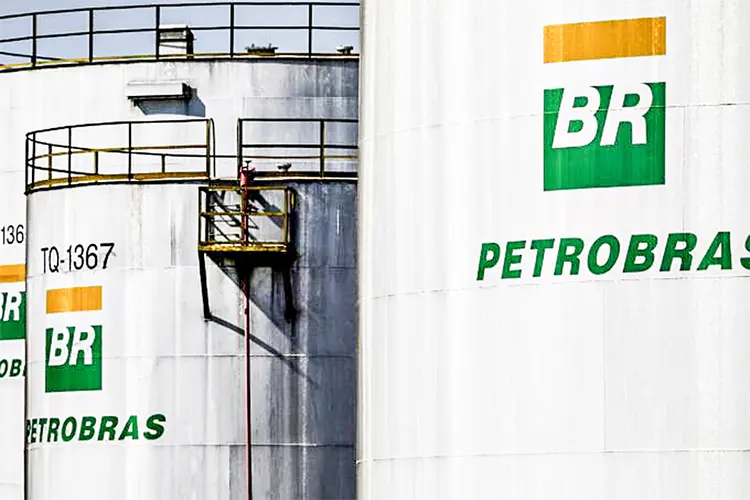 Combustíveis: para alinhar os preços, a Petrobras teria de aumentar o litro da gasolina em R$ 0,62 e o diesel em R$ 0,55 (Paulo Whitaker/Reuters)