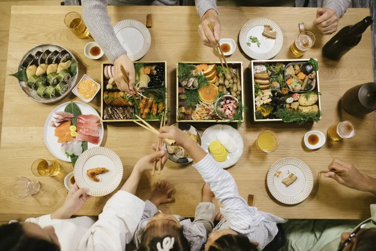 Parlamentares e empresas de alimentação discutem fim de isenção fiscal para VR e VA (visualspace/Getty Images)