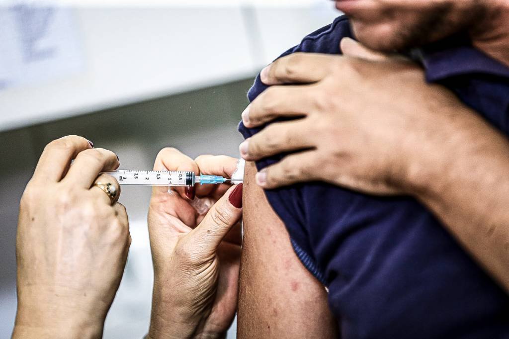 Flávio Dino pede que STF libere a compra de vacinas sem aval da Anvisa