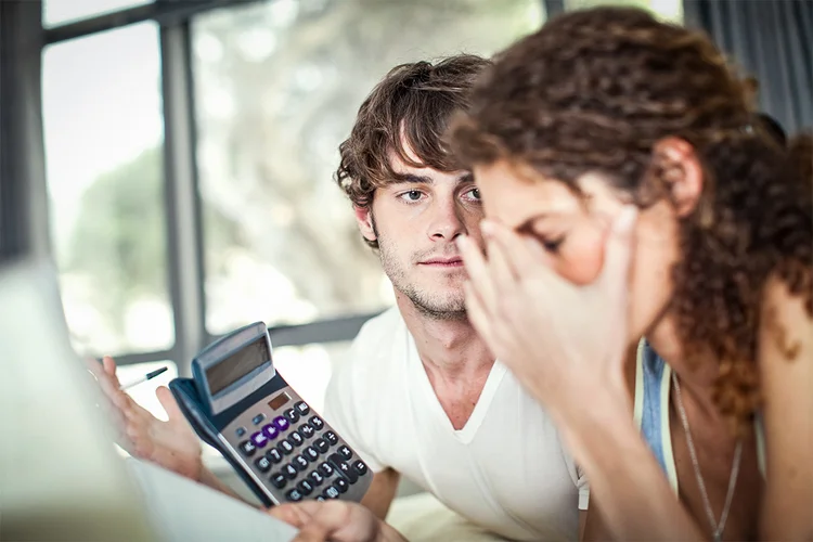 Consumidor deve tomar cuidado com linhas que têm imóvel como garantia e não deixar de pagar IPVA, IPTU, FIES e Imposto de Renda | Foto: GettyImages (Seb Oliver/Getty Images)