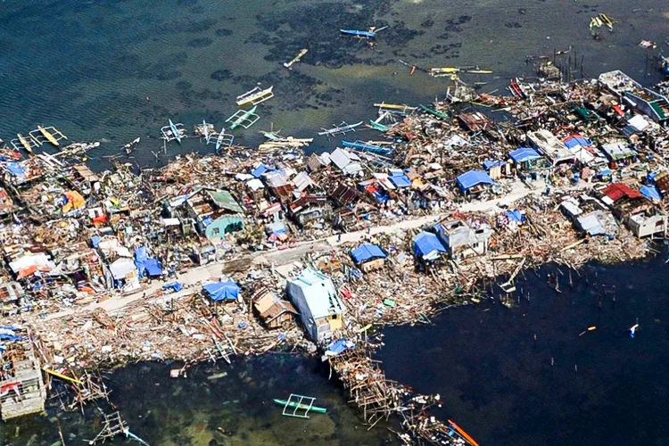 Passagem do tufão Yolanda, no Caribe, em dezembro de 2020: o aquecimento global terá um papel cada vez maior em perigos como tufões, furacões e enchentes (REUTERS/Erik De Castro/Reuters)