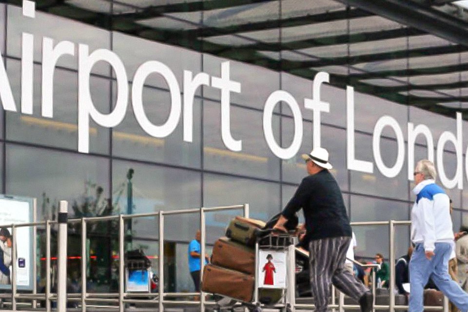 Testes de covid em aeroportos são cada vez mais comuns pelo mundo
