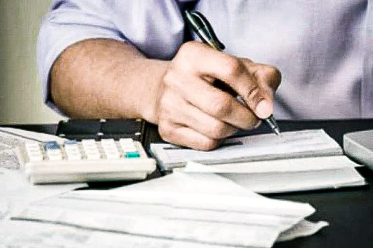 Juros mais altos encarecem o crédito das famílias e o investimento das empresas, prejudicando o desempenho da economia (./Divulgação)