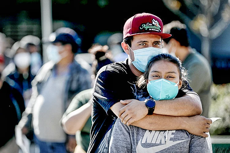 Moradores da Califórnia fazem teste da covid: Estado se prepara para novo surto da doença (Gary Coronado/Getty Images)