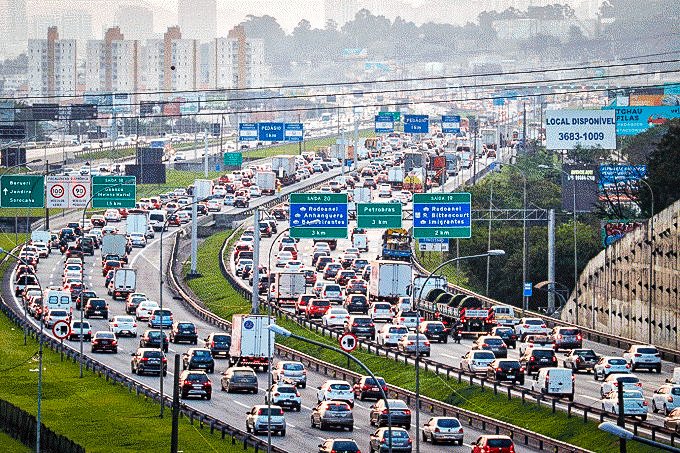 Trânsito na Rodovia Castelo Branco, em São Paulo (SP), em dezembro de 2020: rodovias, que tiveram poucas restrições nas quarentenas, ajudaram a espalhar o coronavírus pelo país (Mineto/Estadão Conteúdo)