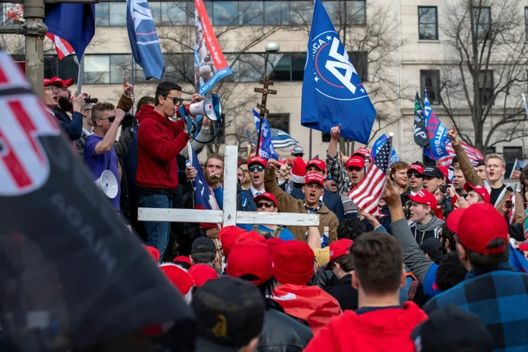 Apoiadores de Donald Trump se manifestam em Washington: o presidente sobrevoou o ato de helicóptero (AFP/AFP)