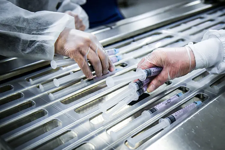 Vacinas: licitação prevê a compra de quatro tipos de seringas e agulhas (AFP/AFP)