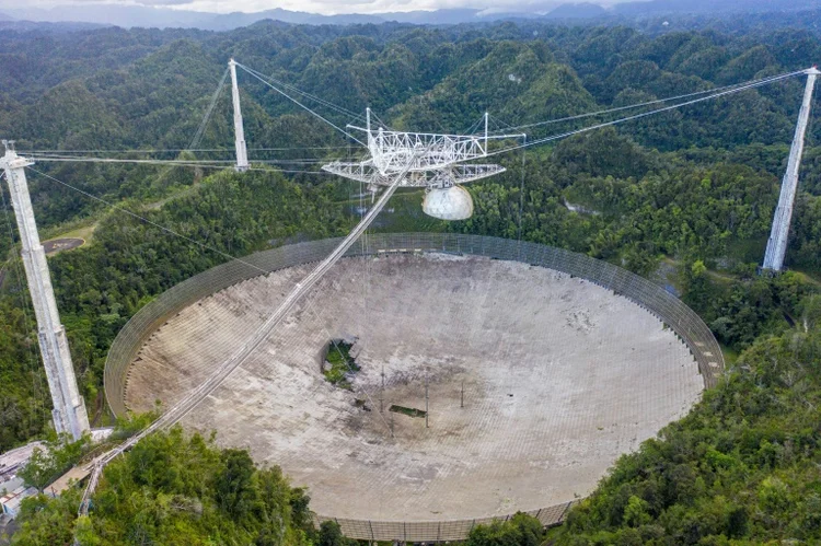 Vista aérea do telescópio de Arecibo em 19 de novembro de 2020, em Porto Rico (Ricardo Arduengo/AFP)
