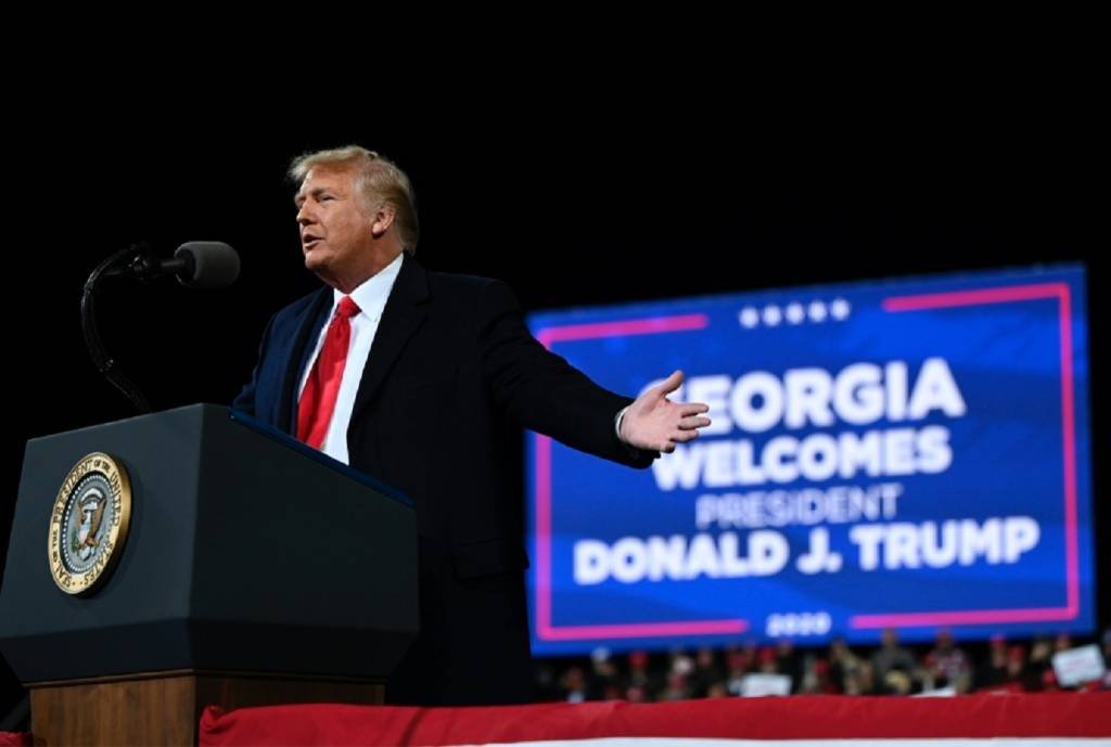 Trump participa de comício pós-eleição e insiste que será o vencedor final