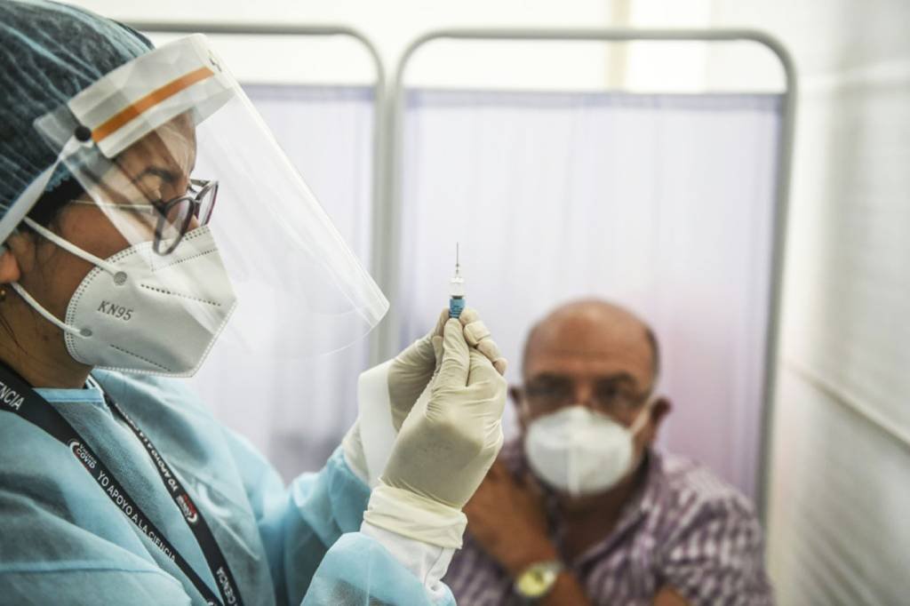 Peru encerra 1ª fase de testes da vacina chinesa em 12 mil voluntários
