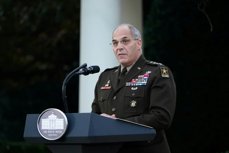 General Gus Perna, que supervisiona a operação logística como parte da estratégia antipandemia do governo, comparou momento ao Dia D, ponto de inflexão da Segunda Guerra Mundial.

 (AFP/AFP)