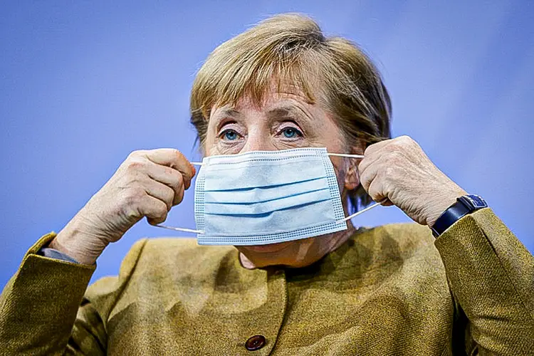 Em reuniões que ocorreram na madrugada de terça-feira, Merkel e os governadores dos 16 Estados da Alemanha concordaram em pedir aos cidadãos que ficassem em casa por cinco dias durante o feriado da Páscoa, declarando os dias 1 e 3 de abril como "dias de descanso" extras (Agence France-Presse/AFP)