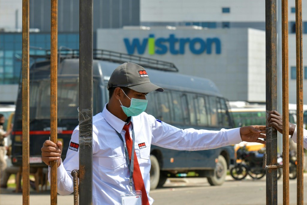 Bangalore: segurança em frente à da fábrica da Wistronm (AFP/AFP)