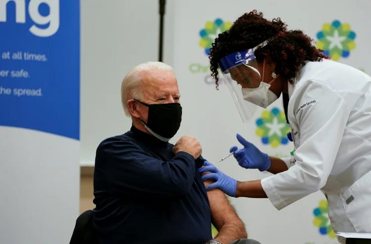 Biden: os EUA já aprovaram duas vacinas contra covid-19 , uma da Pfizer e BioNTech e outra desenvolvida pela Moderna (AFP/AFP)