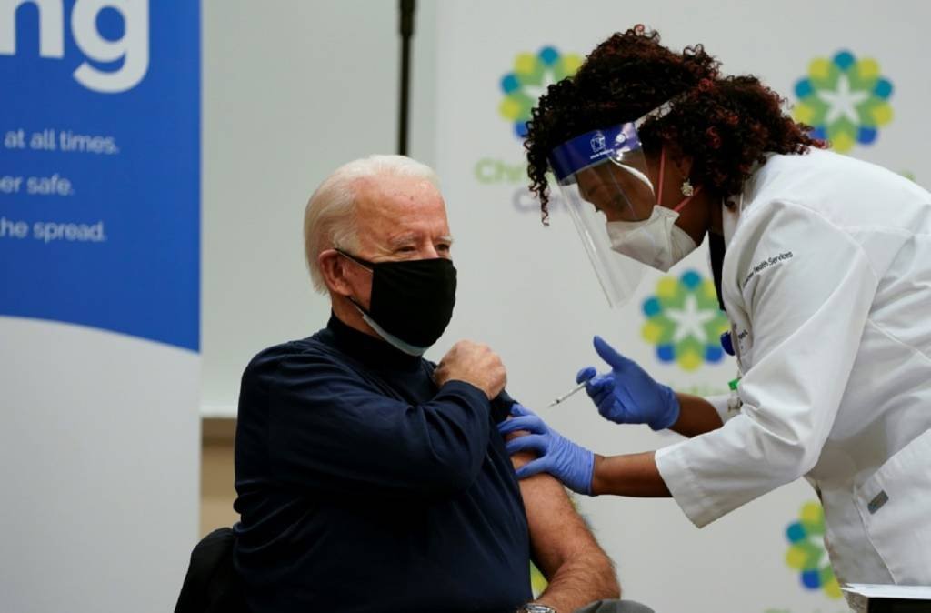 Joe Biden recebe 1ª dose de vacina contra a covid-19 ao vivo