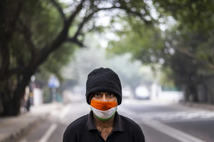 Homem de máscara em rua de Nova Délhi, em 31 de dezembro de 2020 (AFP/AFP)