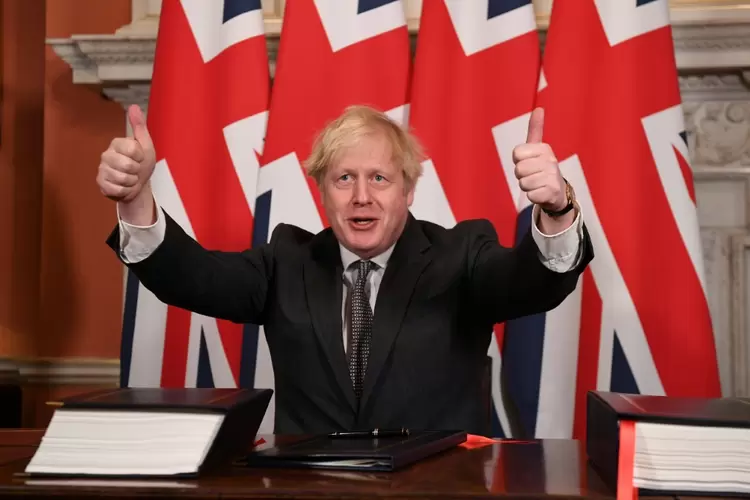 O primeiro-ministro Boris Johnson mostra sua satisfação após assinar o acordo comercial com a UE em 30 de dezembro de 2020 em sua residência oficial em 10 Downing Street. (AFP/AFP)