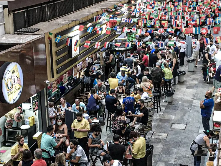 Mercadão de São Paulo: aglomerações aumentam o risco de transmissão. (Paulo Pinto/Fotos Públicas)