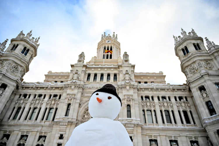 Europa: Em Madri, o exército interviu para retirar a neve das pistas do aeroporto, que continuará fechado pelo menos até domingo à tarde (Gabriel BOUYS / AFP/AFP)