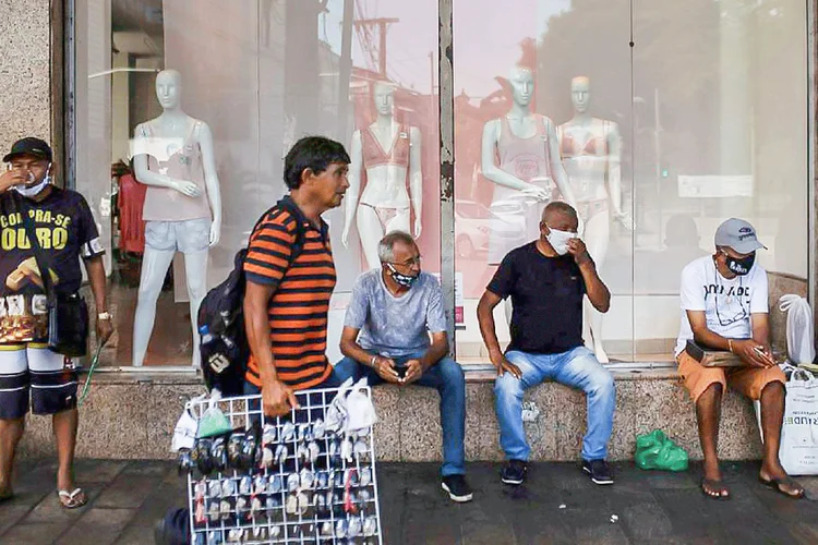 Manaus: policiais prenderam pessoas que desobedeceram "toque de recolher" na capital do Amazonas (Bruno Kelli/Reuters)