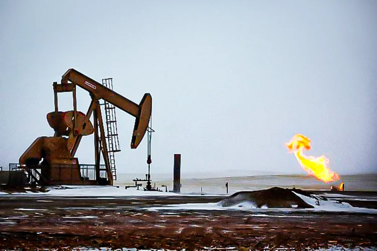 Campo terrestre de petróleo: cotações continuam pressionadas no mercado (Shannon Stapleton/Reuters)