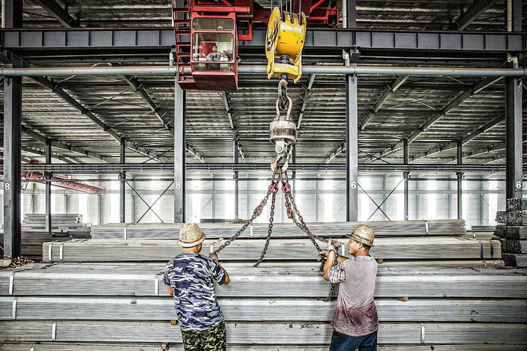 Atividade industrial da China cai em fevereiro a mínima de 9 meses