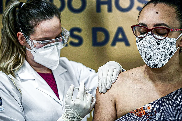Vacina: atualmente Brasil está apenas distribuindo 6 milhões de doses da Coronavac, trazidas da China (Diego Vara/Reuters)